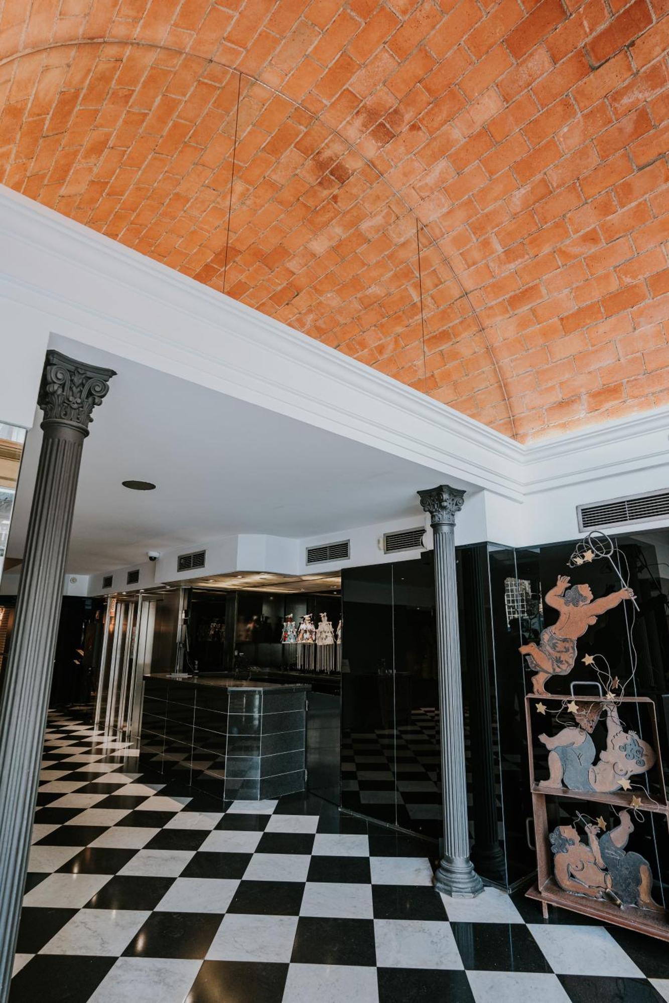 Hotel Gran Derby Suites, A Small Luxury Hotel Of The World Барселона Екстериор снимка